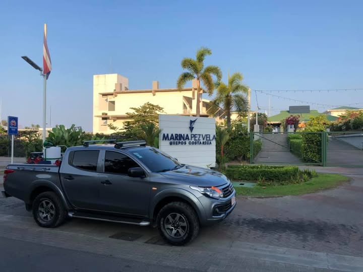 Vehiculo de trabajo de Fumigadora Quepos en Marina Pez Vela