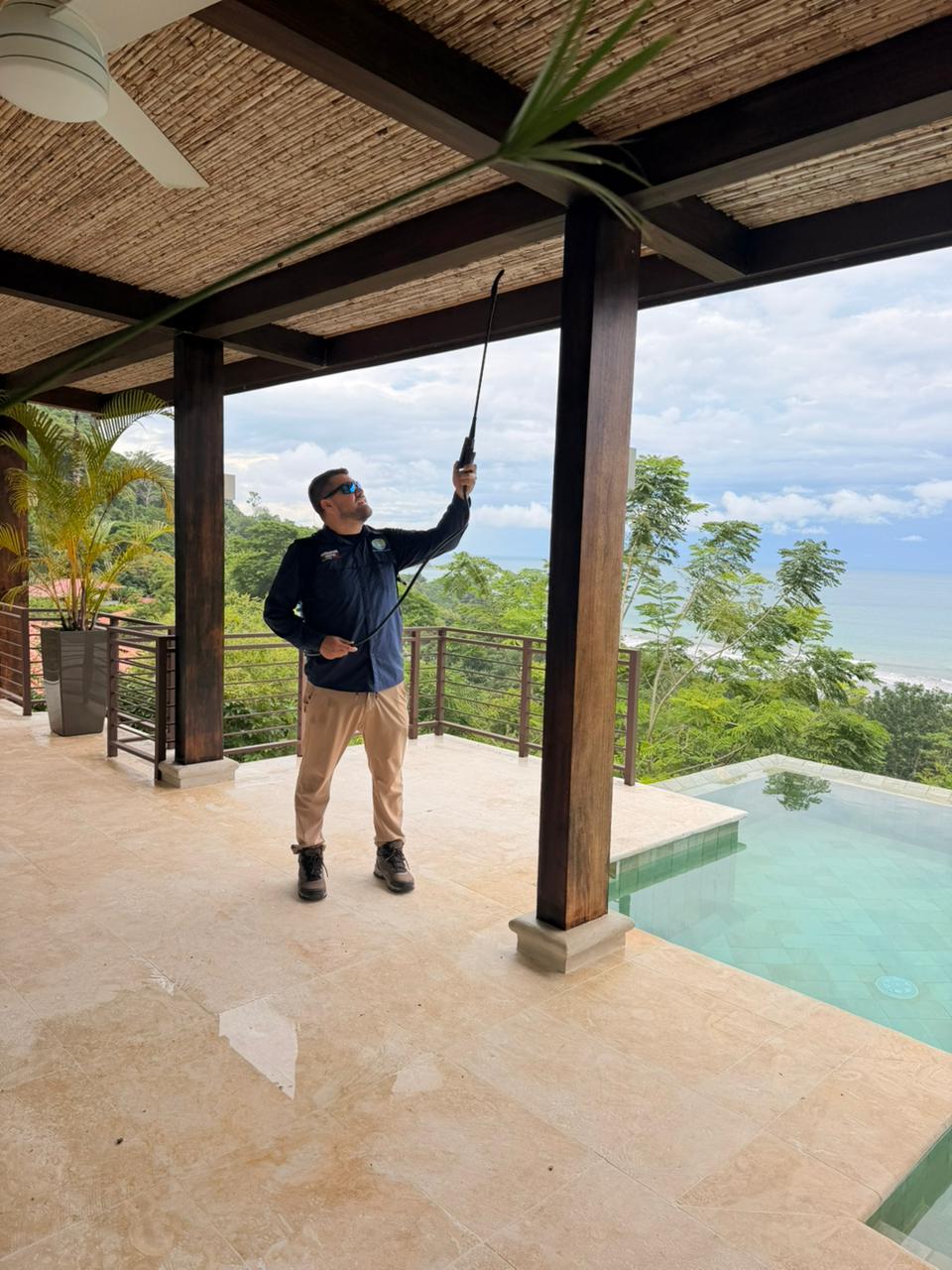 Cristhopher realizando fumigacion en una villa de alquiler