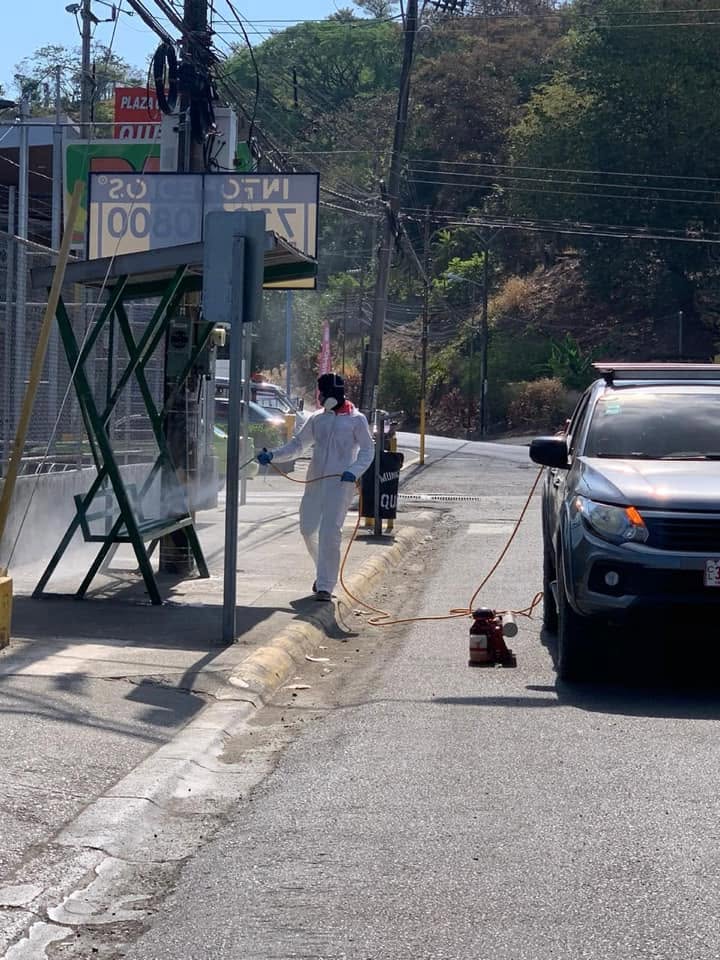 Tecnico trabajando en acceso de propiedad